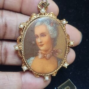 Vintage‎ cameo Pendant Gold Tone Ornate Faux Pearl Oval Classical Lady 2in